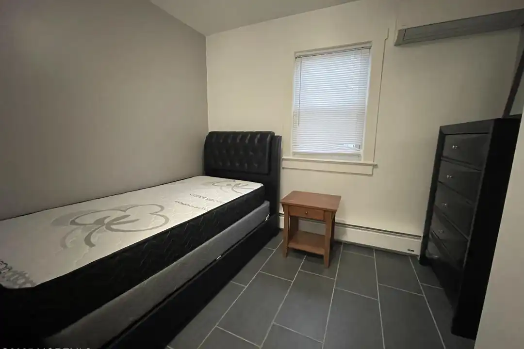 94 Poplar Ave - More