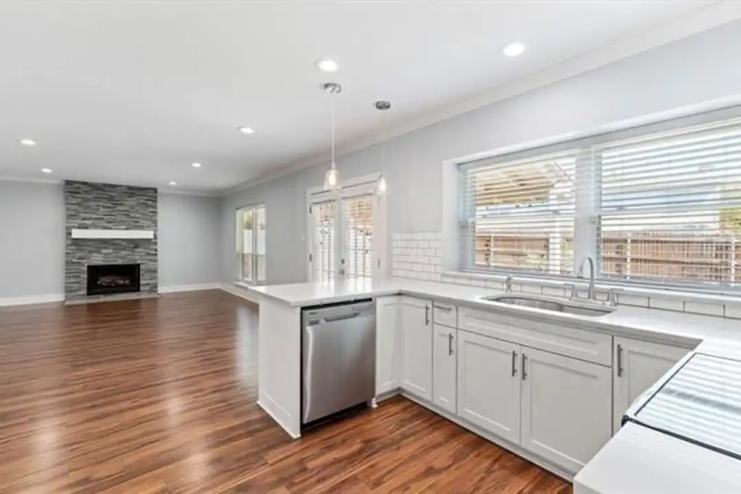 House in Grapevine - View 4