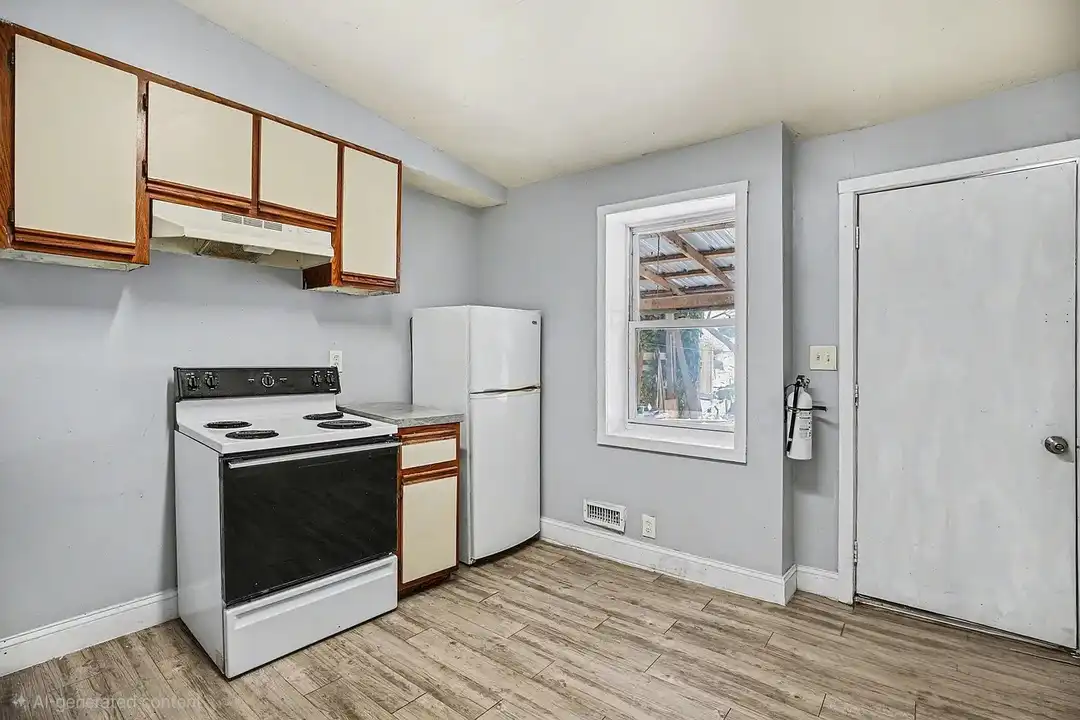 126 W Elm St – photo 1