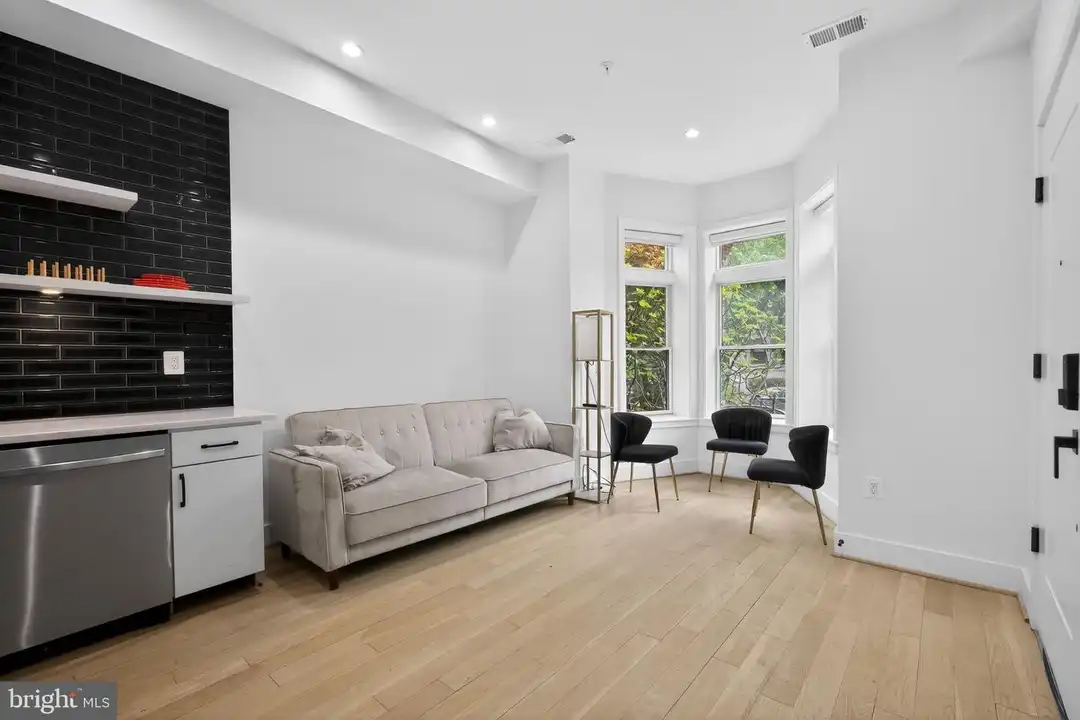 Apartment in Washington - View 5