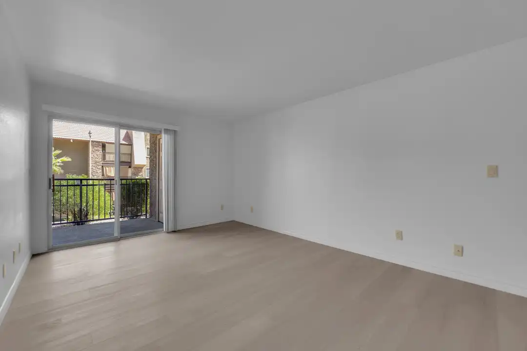 5295 Indian River Dr - View 3