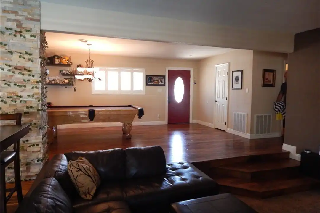 2712 W Oakey Blvd - More