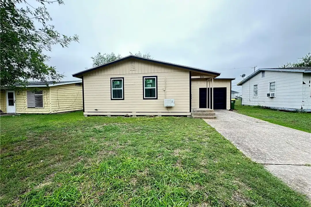 921 Oak St – photo 1 of 26