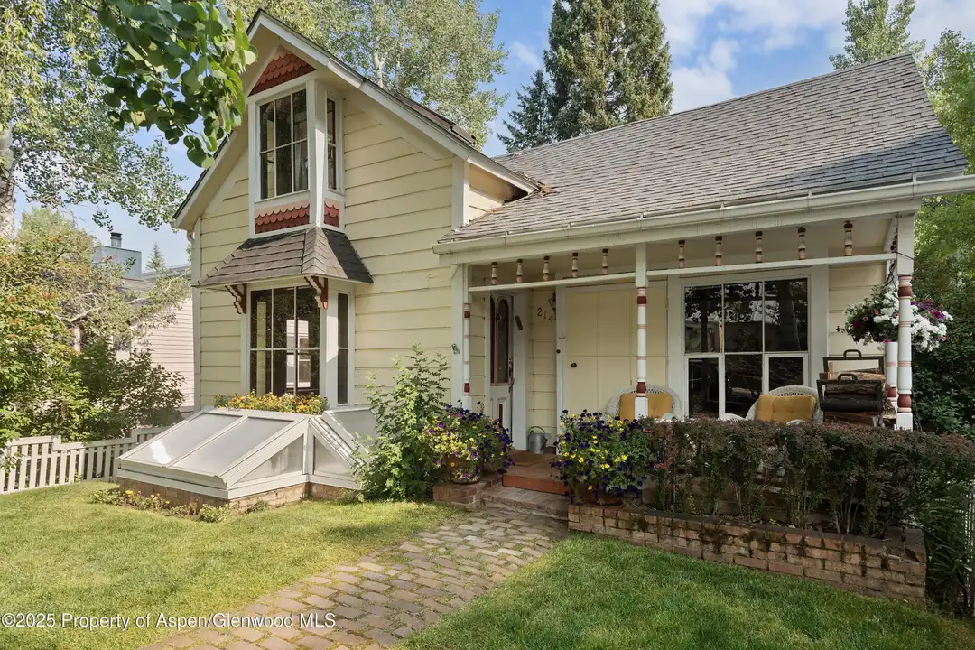 214 W Hyman Ave - View 2