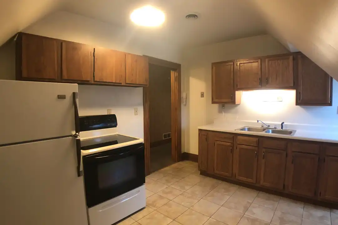 598 E Maiden St unit 3 – photo 1 of 17