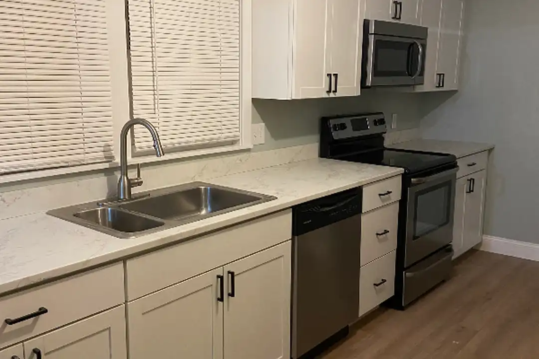 610 Carnahan Ave – photo 1 of 8