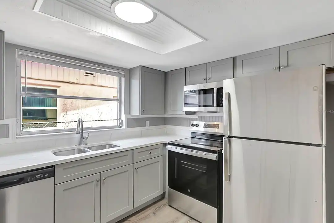 7210 Parrot Dr - More