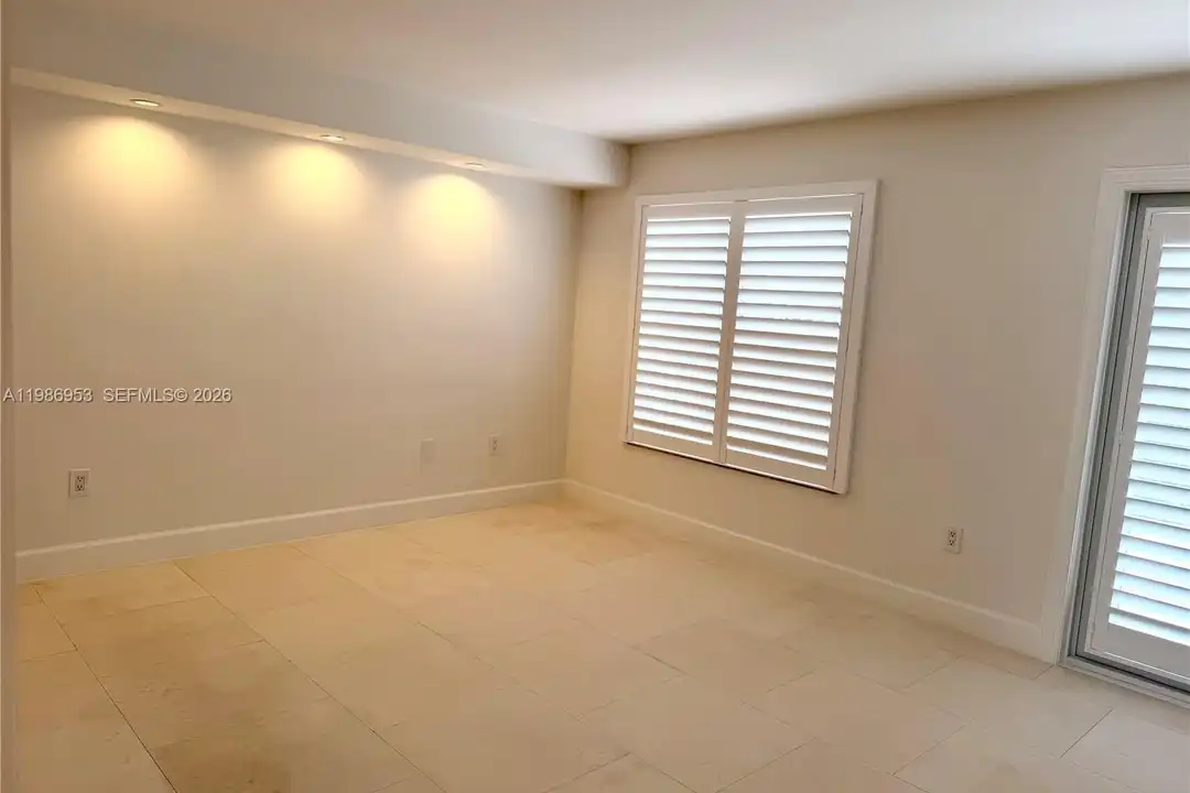 Apartment in Miami - More