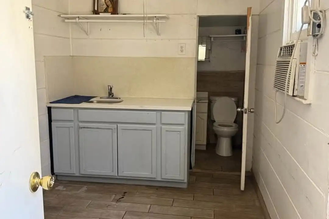 982 S Myrtle Ave – photo 1 of 6