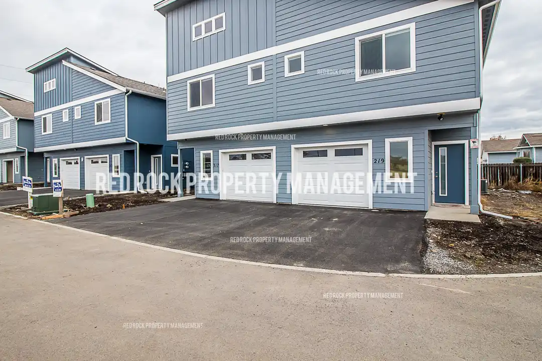 319 Woodlawn Ln - View 2