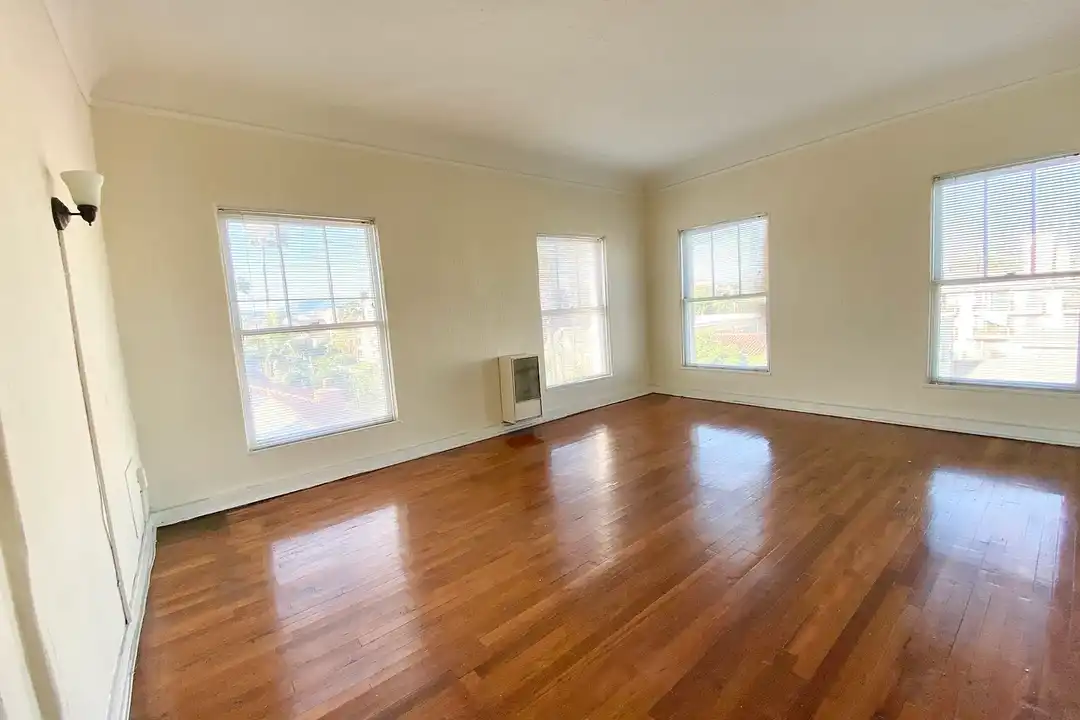 Apartment in Los Angeles, Koreatown - View 3