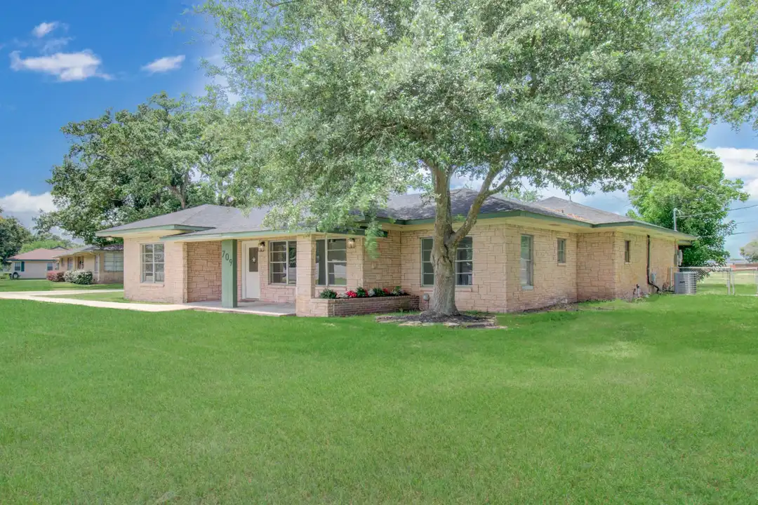 709 S McCarty Ave - More