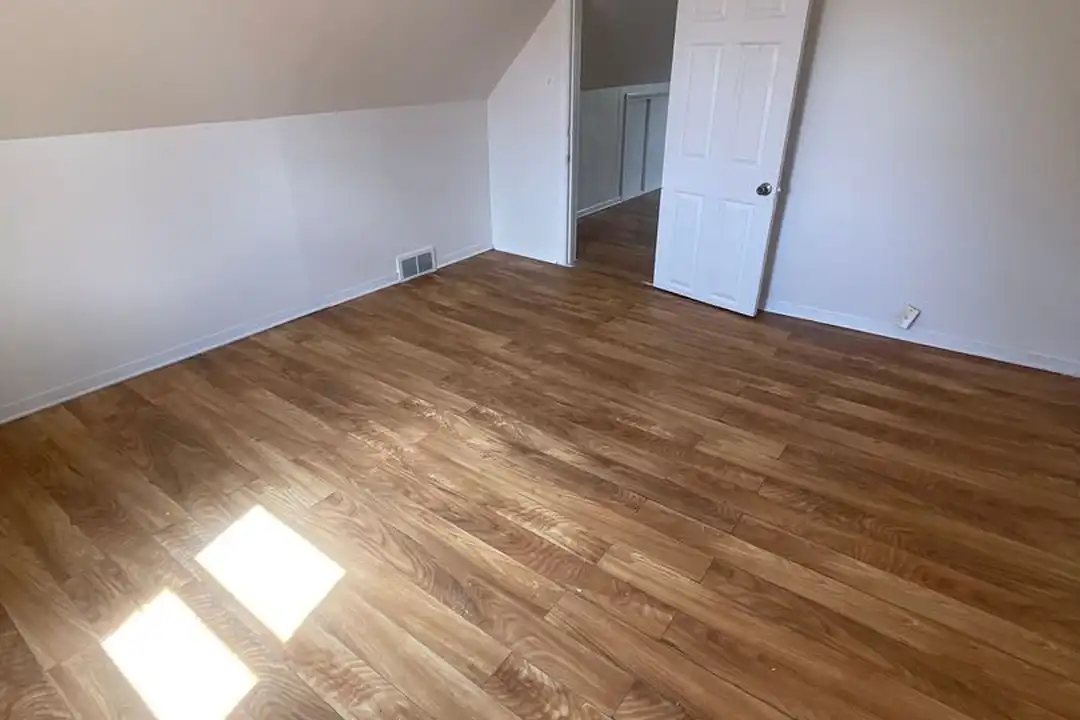 3340 N 44th St – další