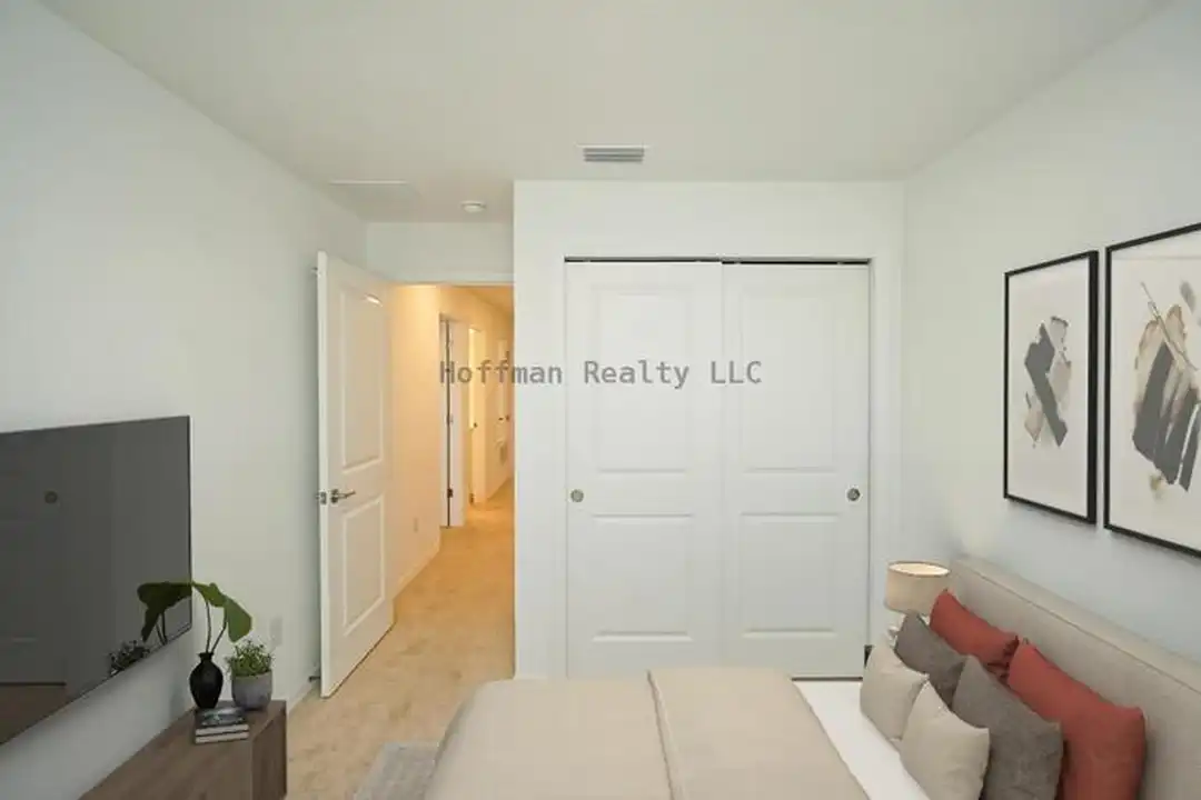 2407 Paravane Wy - More