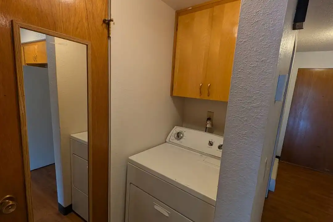 605 S Grand Ave unit F - More