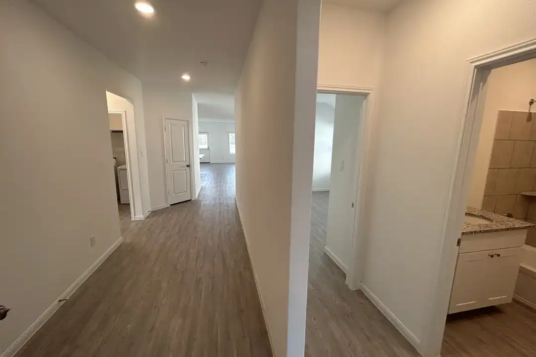 14706 Somerset Ml - View 2