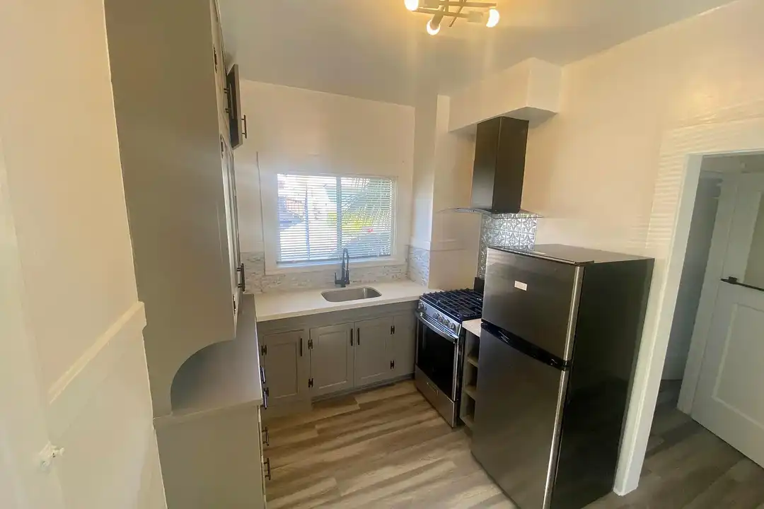 323 E 15th St unit 325 - View 5