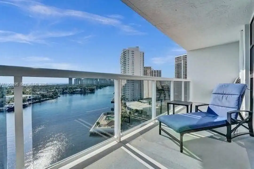 Apartment in Miami - View 3