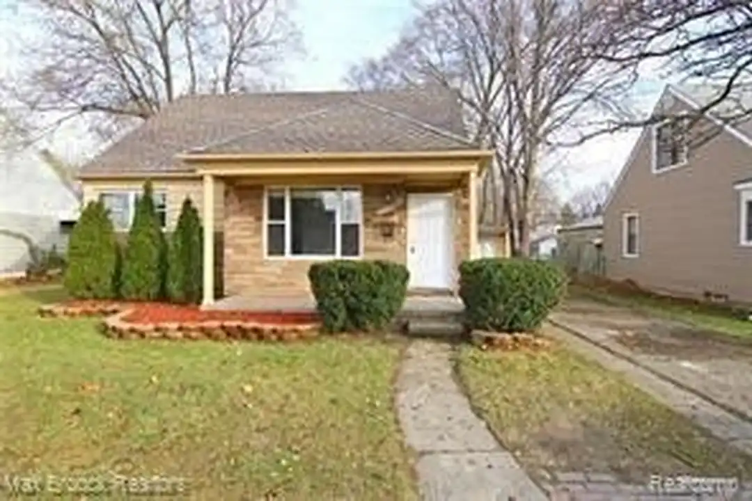 23140 Orchard Lake Rd – photo 1 of 6