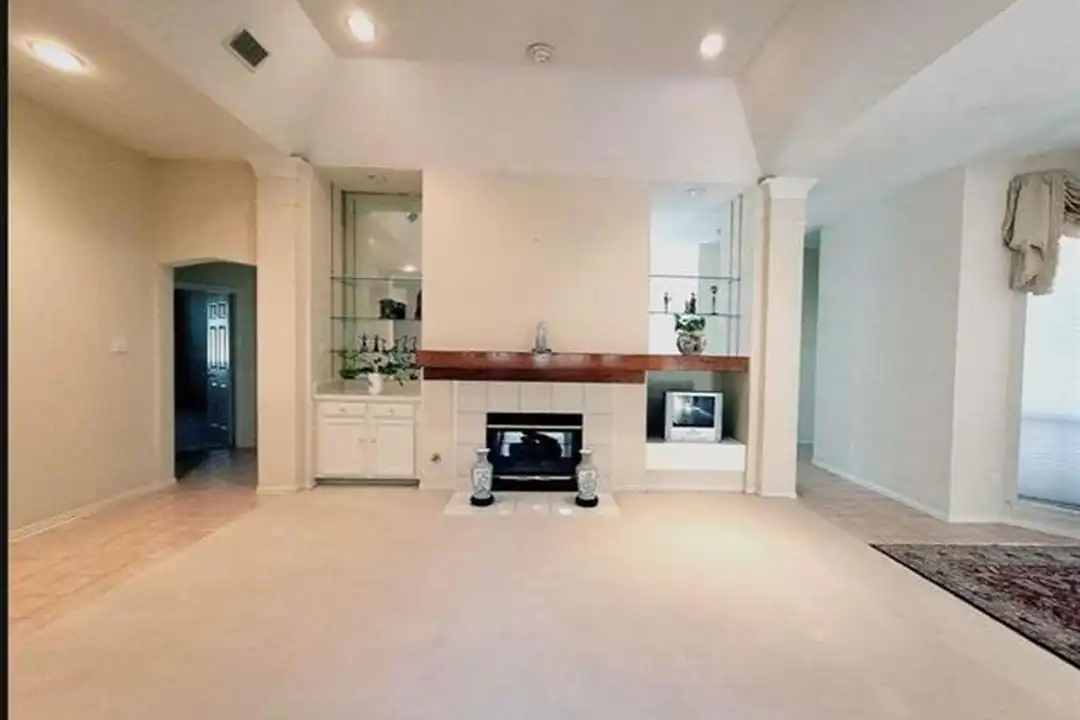 6401 Dakota Dr - View 2
