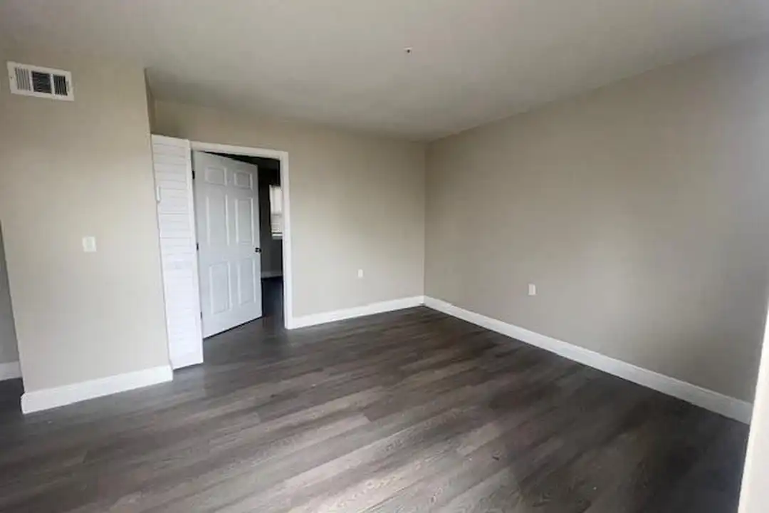 4393 Windsor Ave unit 3 - More