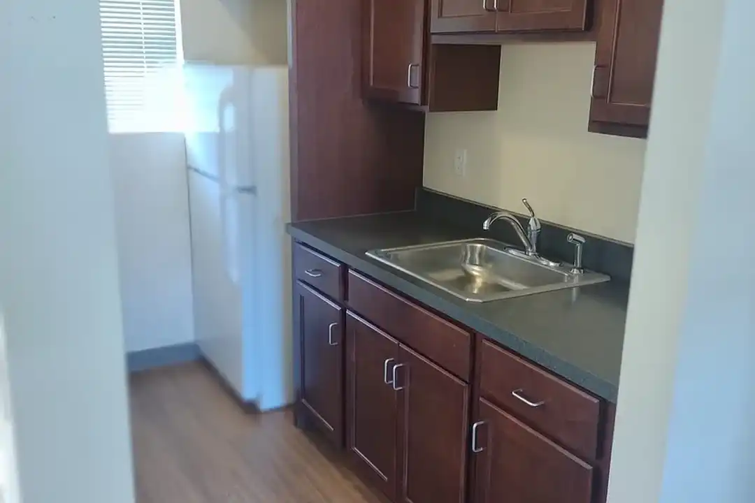 Golden Park Apartments – photo 1