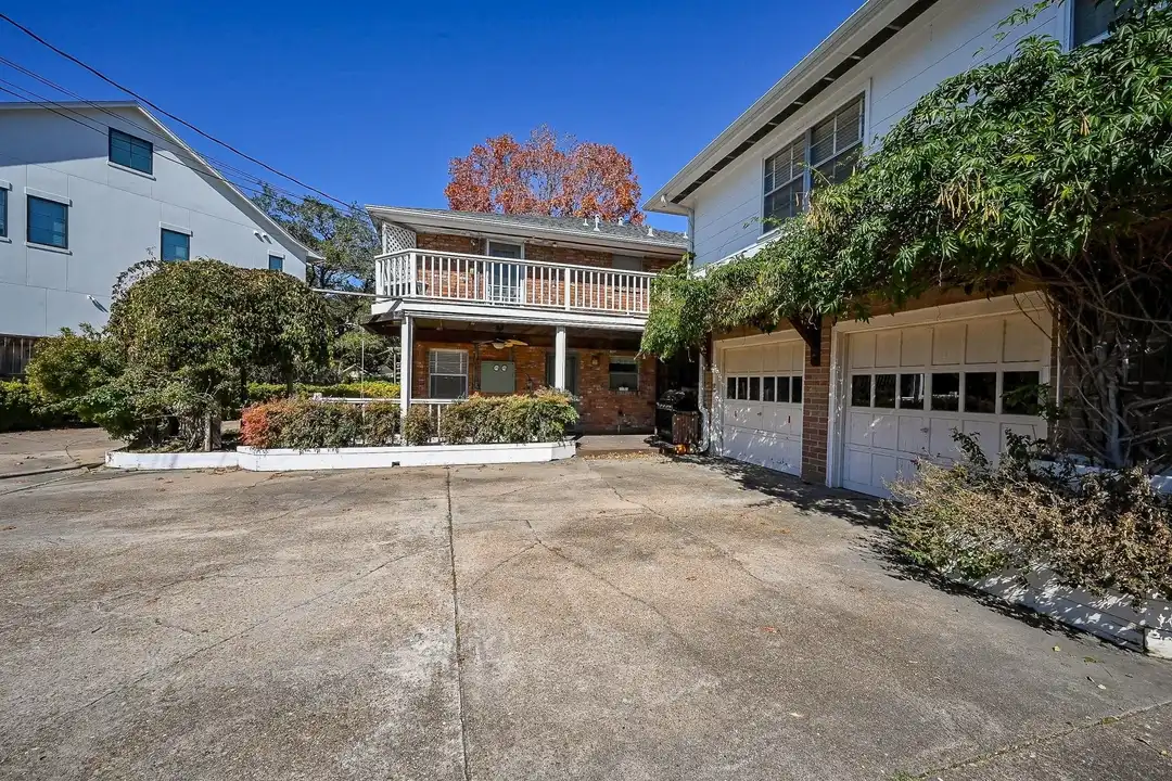 2821 Eastgrove Ln - View 4