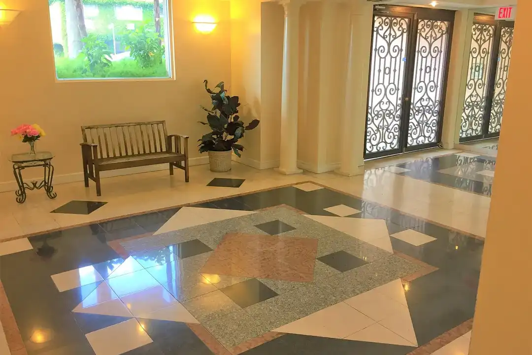 Courtyard at Sherman Oaks - View 4
