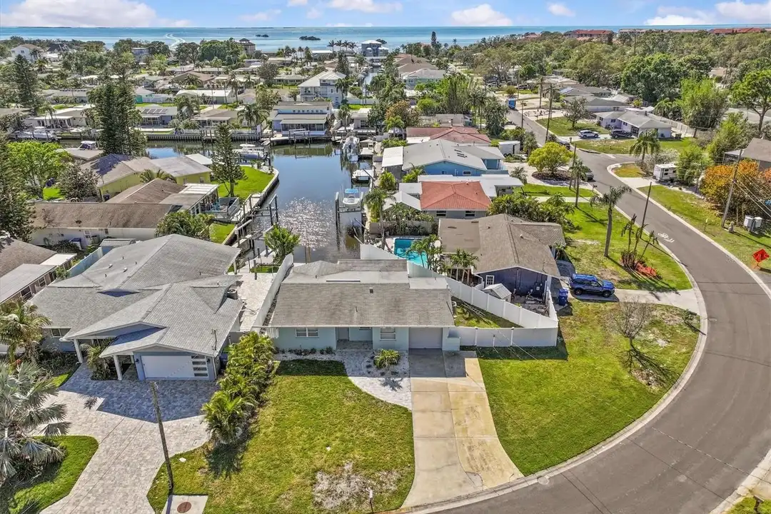 310 Westwinds Dr E - More