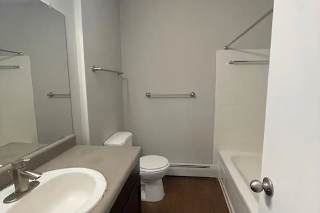 333 W Marshall St unit 901-02 – další