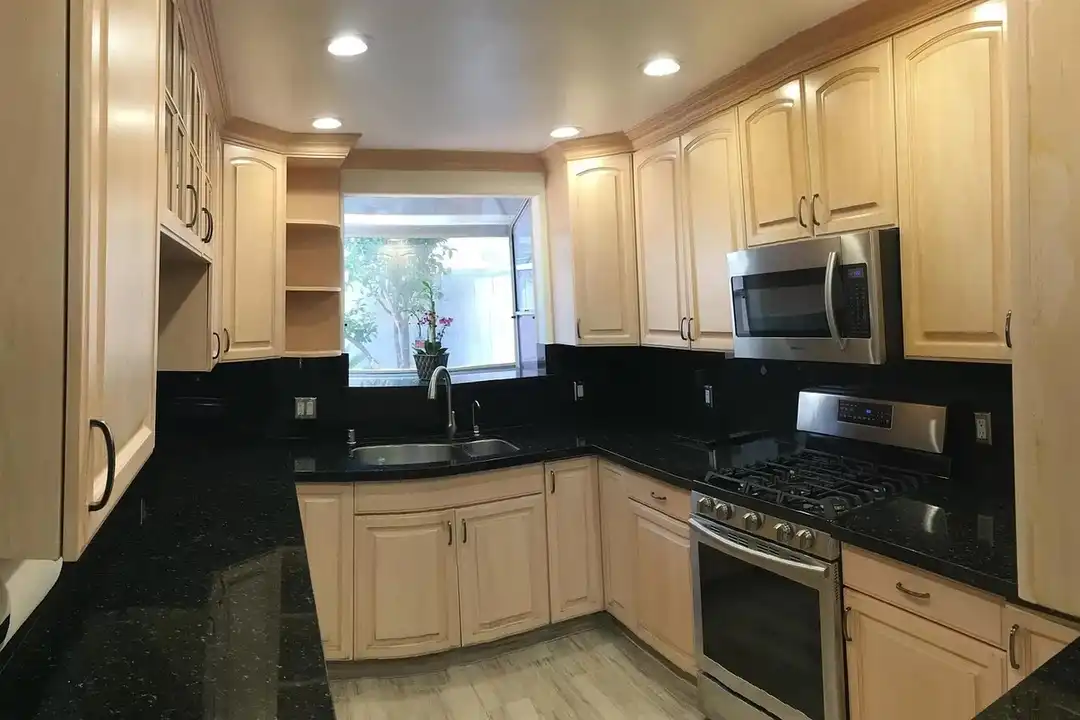 Apartment in Los Angeles - View 5