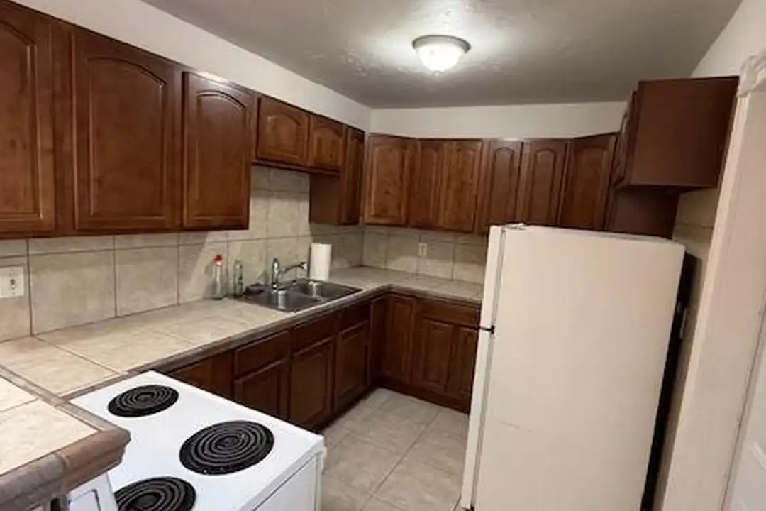 1020 N 18th Ct - More