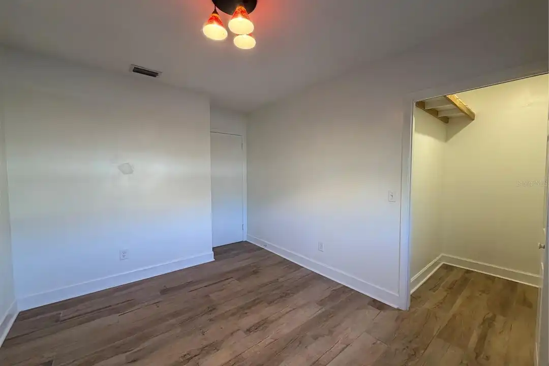 3230 W St Conrad St – další