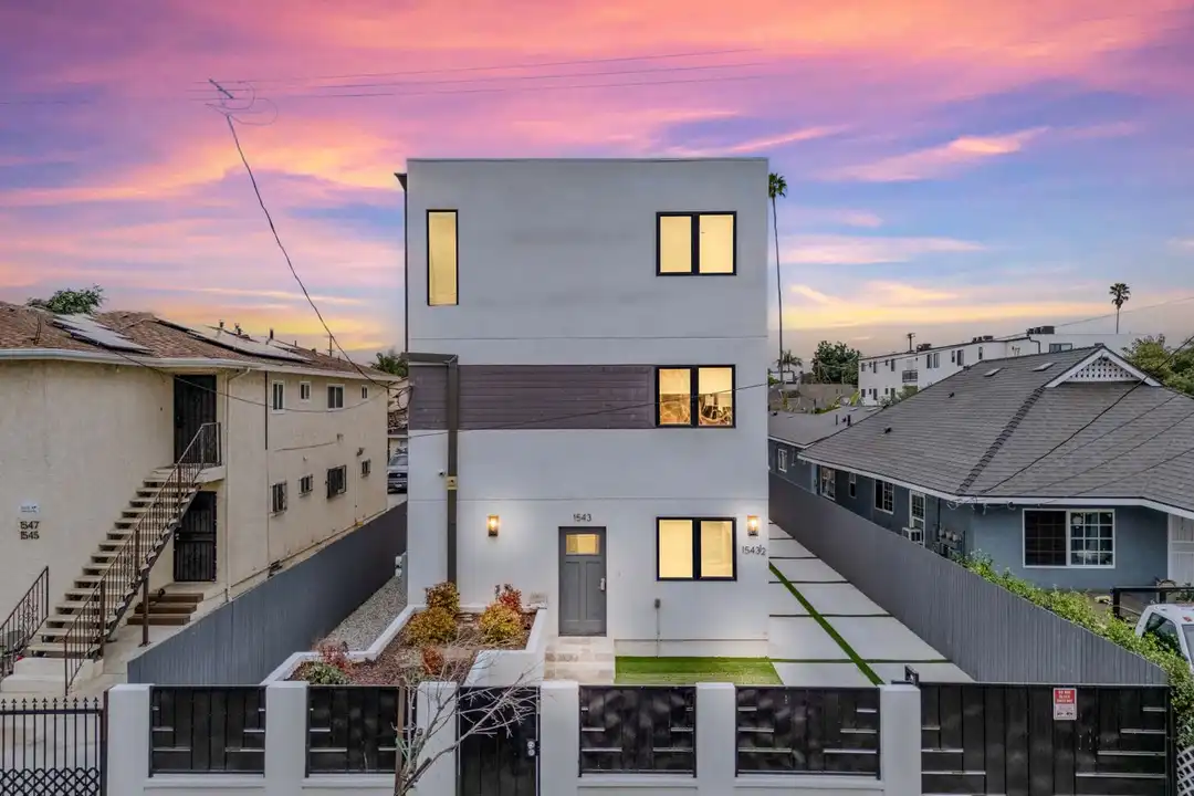 1543 W 37th Pl unit 1543 - Rm 203 - View 2