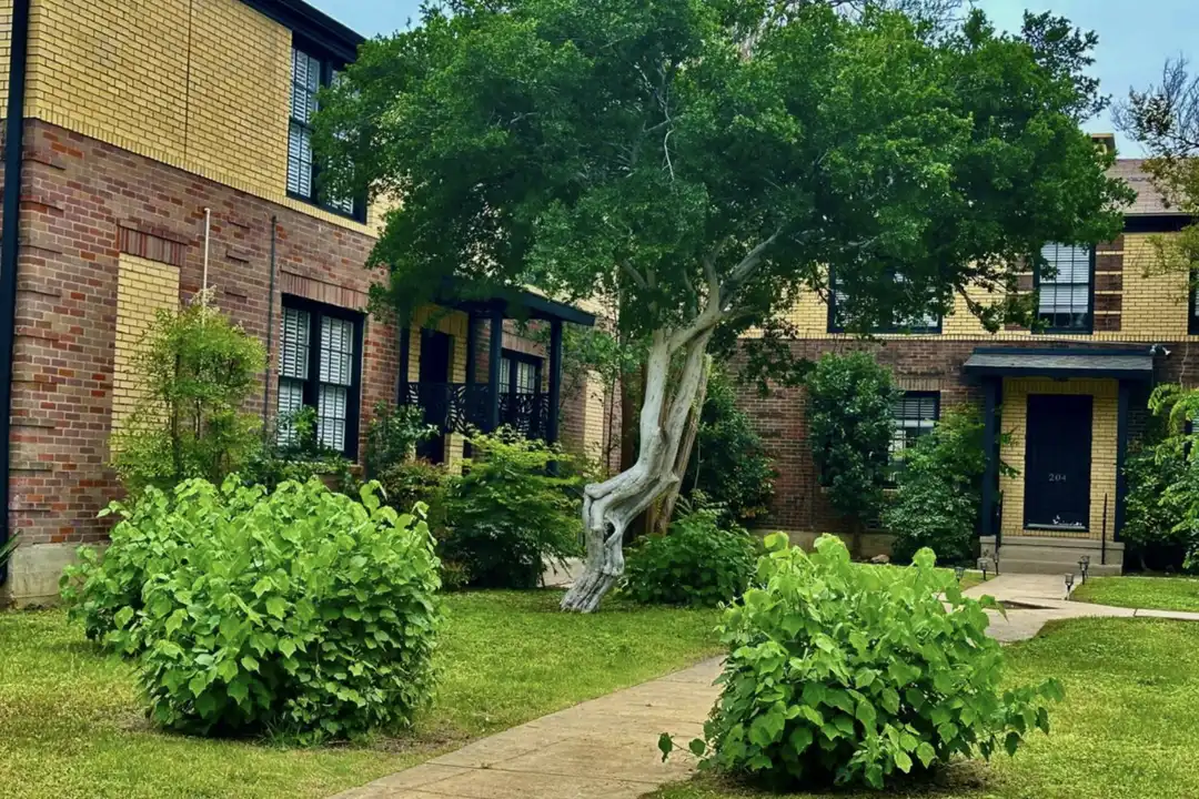 204 W Rosewood Ave unit 1-4 - View 2