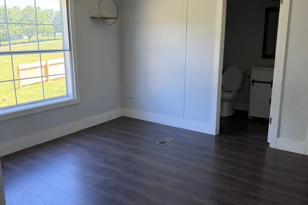 1486 Nadenbousch Ln - More