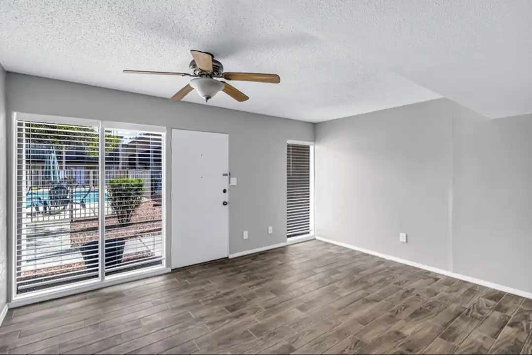 Apartment in Phoenix, Alhambra - View 2