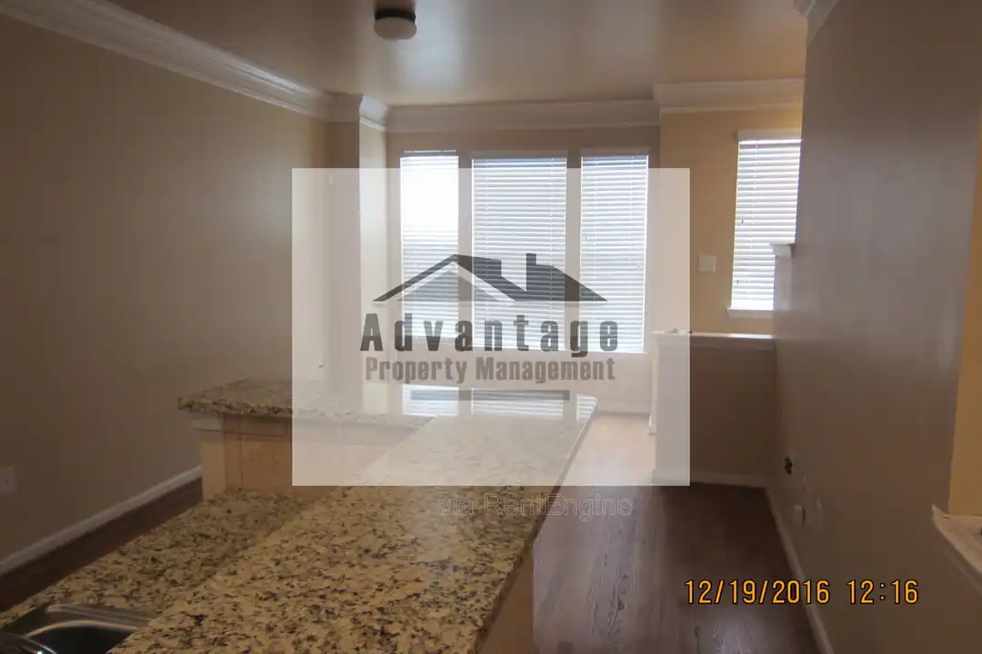 1069 Park Row N - View 3
