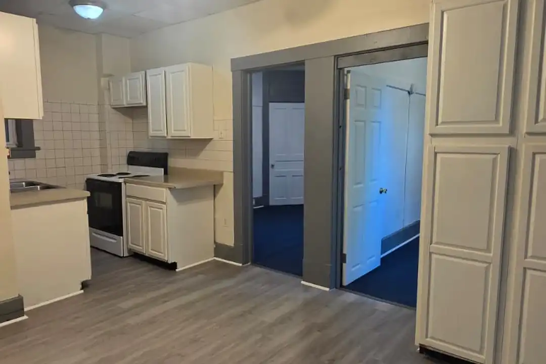 617 Glenwood Ave unit B – photo 1 of 13