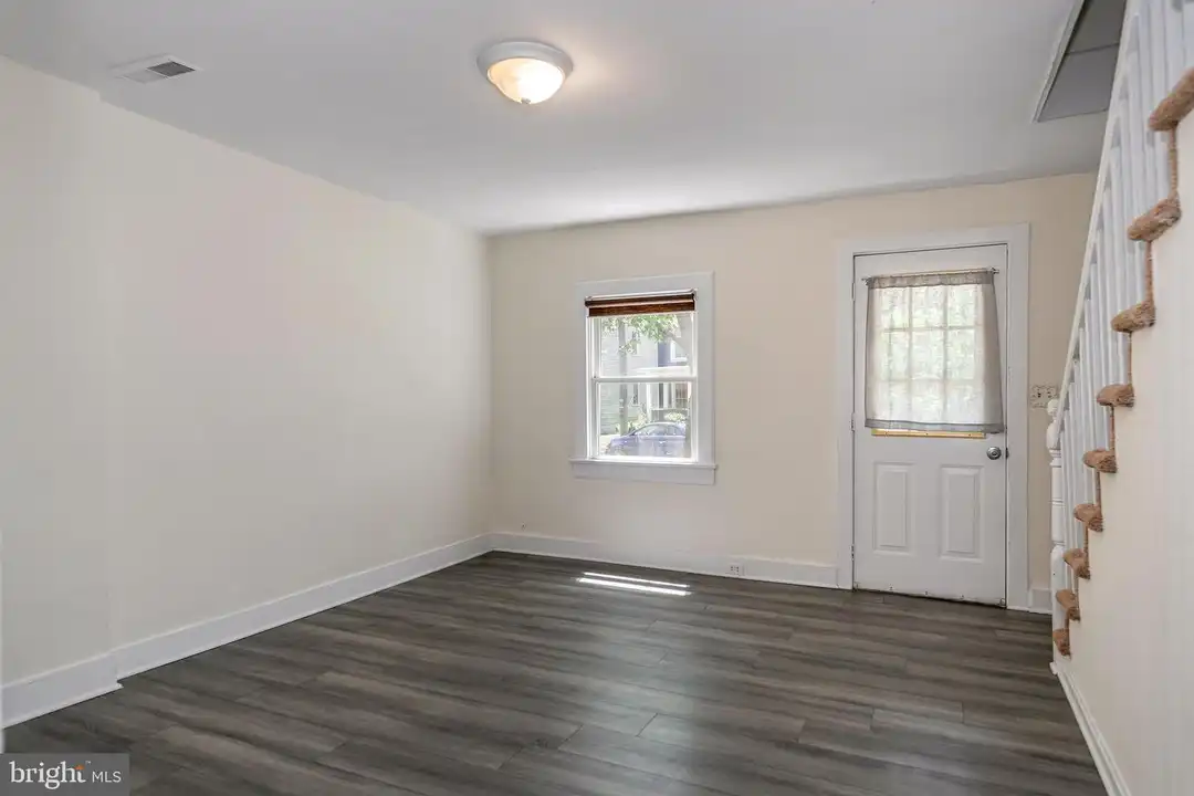 319 1/2 Wolfe St - View 3