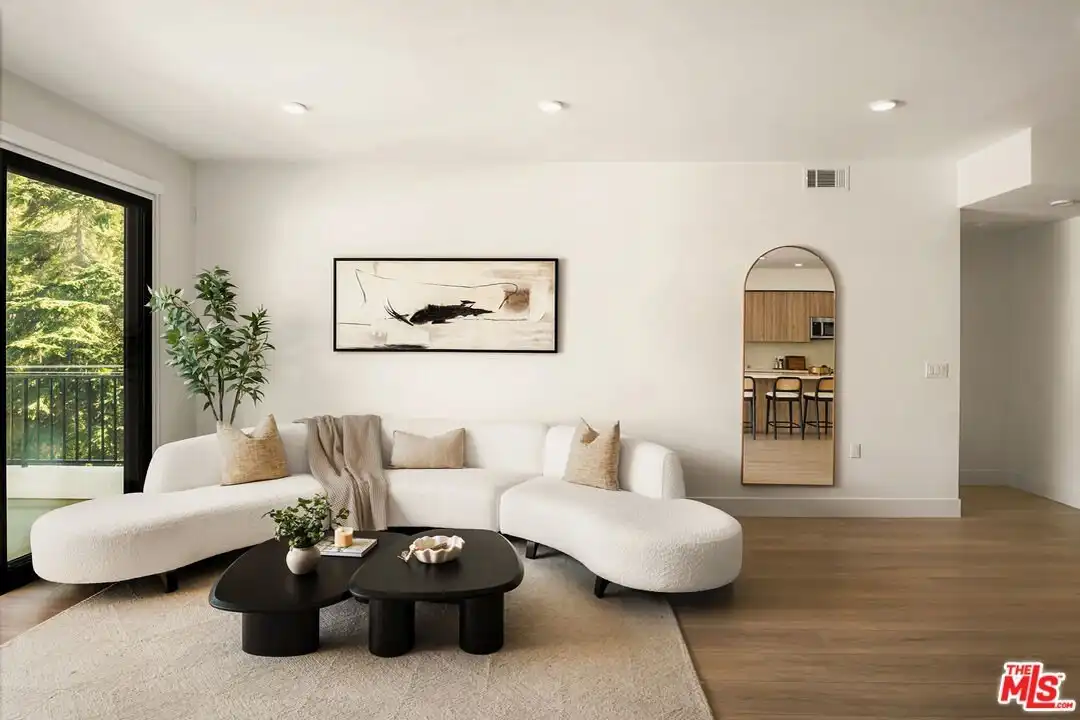 Apartment in Los Angeles - View 5