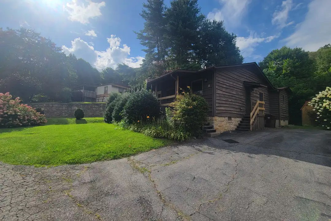11 Crystalwood Ln – photo 1 of 18