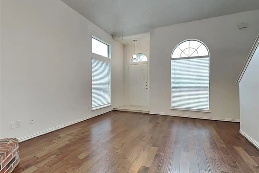1409 Post Oak Dr - View 3
