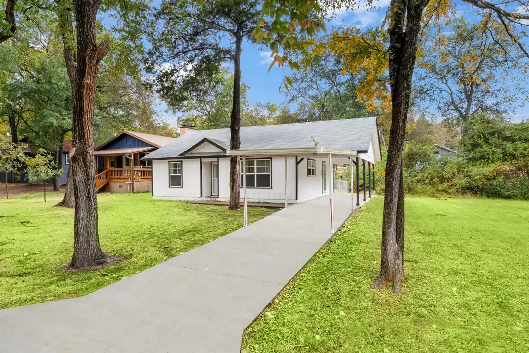 521 Hilltop Dr – photo 1 of 24