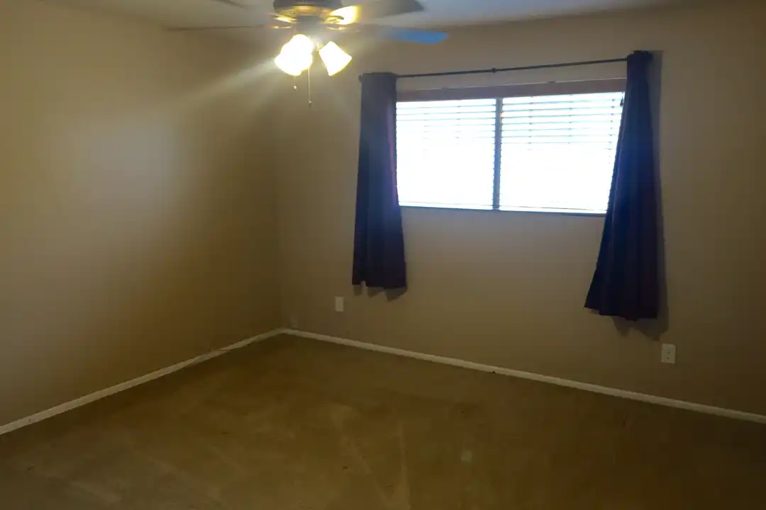 909 E Lodge Dr - View 5