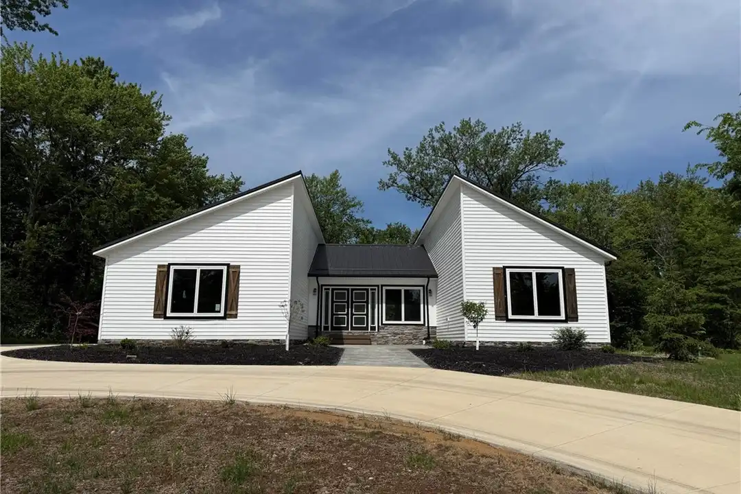 3940 Ellendale Rd – photo 1 of 42