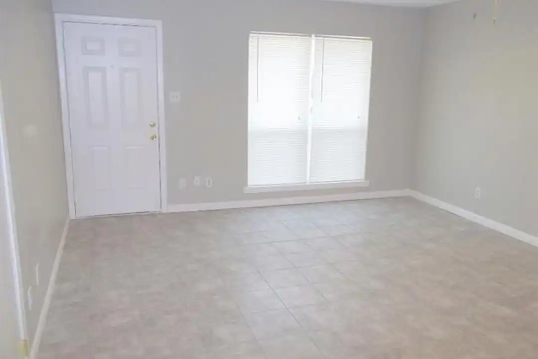 1502 Cardinal Dr - View 3