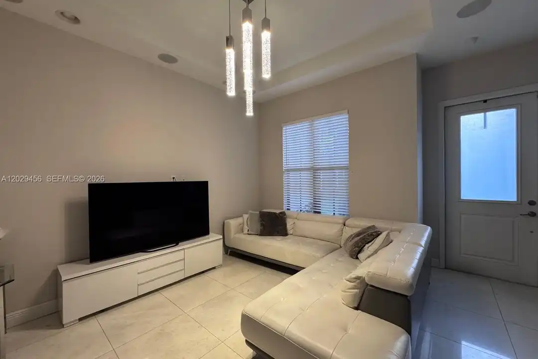 House in Doral - View 4