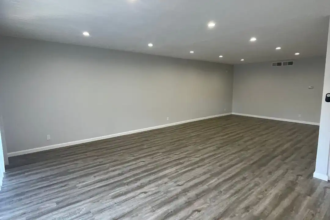 Apartment in Beverly Hills - View 5