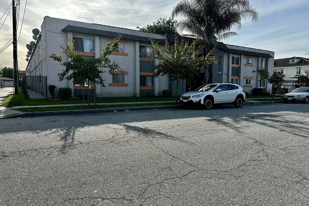 Apartment in El Monte - View 3